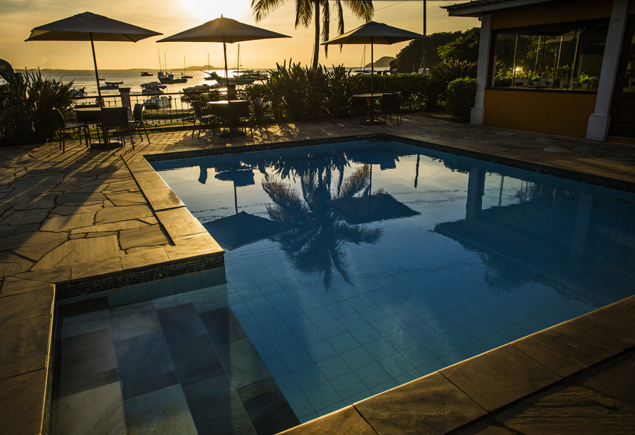 Sonnenbaden am Außenpool des Hotels Pousada Corsário in Búzios– was gibt es besseres?