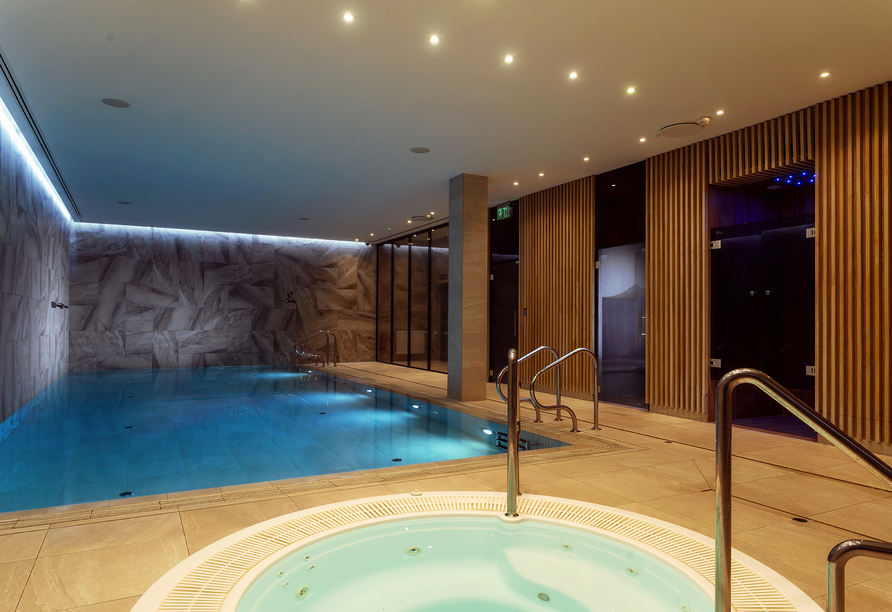 Entspannen Sie im Whirlpool des Wellnessbereichs.