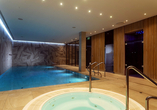 Entspannen Sie im Whirlpool des Wellnessbereichs.