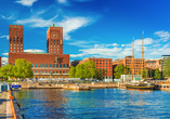 Freuen Sie sich auf die norwegische Hauptstadt Oslo mit dem imposanten Rathaus.