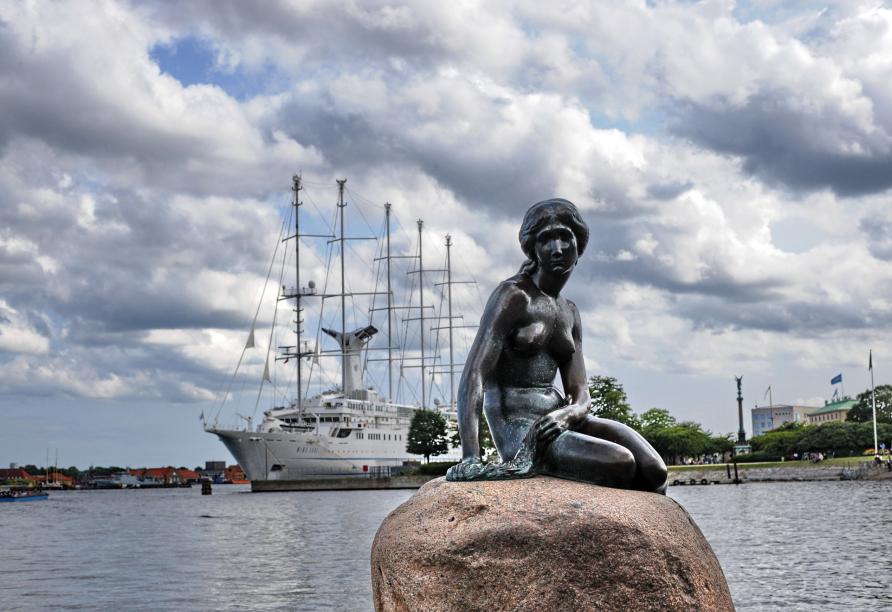 Die kleine Meerjungfrau vor der Uferpromenade in Kopenhagen