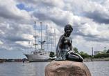 Die kleine Meerjungfrau vor der Uferpromenade in Kopenhagen
