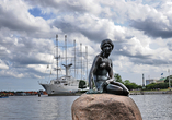 Die kleine Meerjungfrau ist das Wahrzeichen von Kopenhagen.