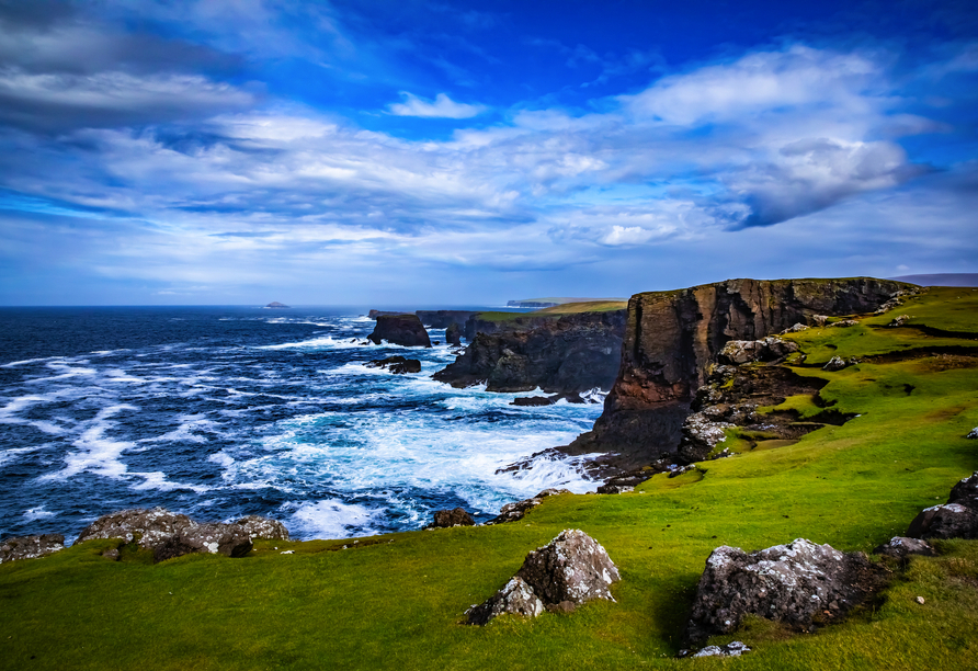Freuen Sie sich auf die malerischen Shetlandinseln im Sommer.