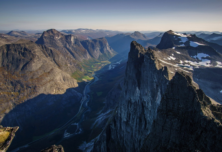 Mit 1000 m Höhe ist die Trollwand (Trollveggen) bei Åndalsnes Europas höchste senkrechte Bergwand: ein atemberaubender Anblick.
