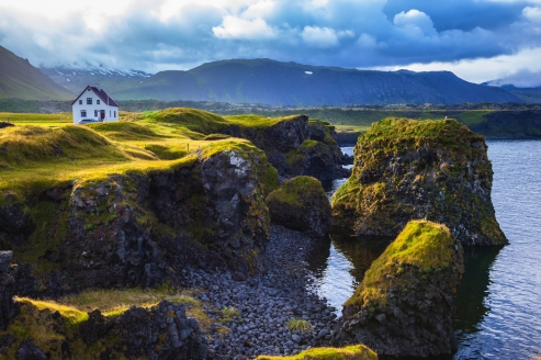 Auf Ihrer Kreuzfahrt erwartet Sie die einzigartige raue Landschaft Islands.