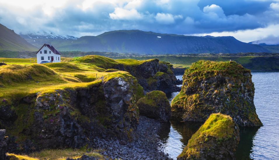 Auf Ihrer Kreuzfahrt erwartet Sie die einzigartige raue Landschaft Islands.