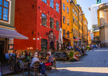 Lassen Sie sich für eine Auszeit in einem der schönen Cafés und Restaurants in der Altstadt von Stockholm nieder.