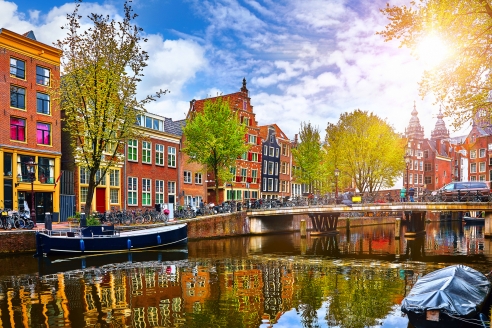 Entdecken Sie mit COMPASS OPERA die Schätze der Niederlande und Belgiens – wie die traditionellen Kanalhäuser in Amsterdam.