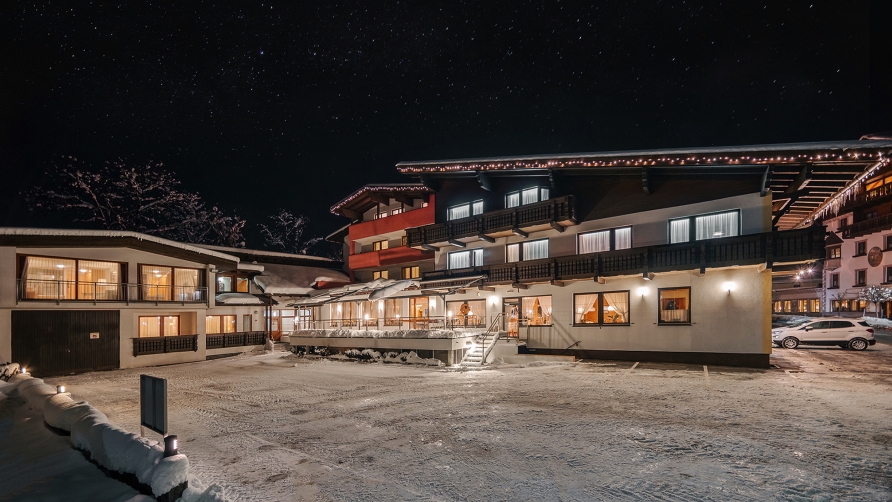 Außenansicht des Hotels im Winter