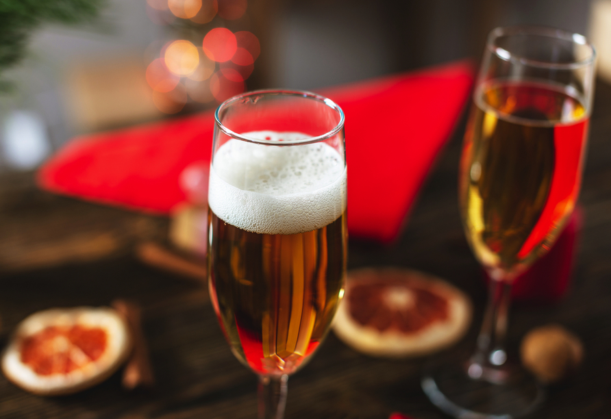 Stoßen Sie mit einem Getränk um Mitternacht auf das neue Jahr an!