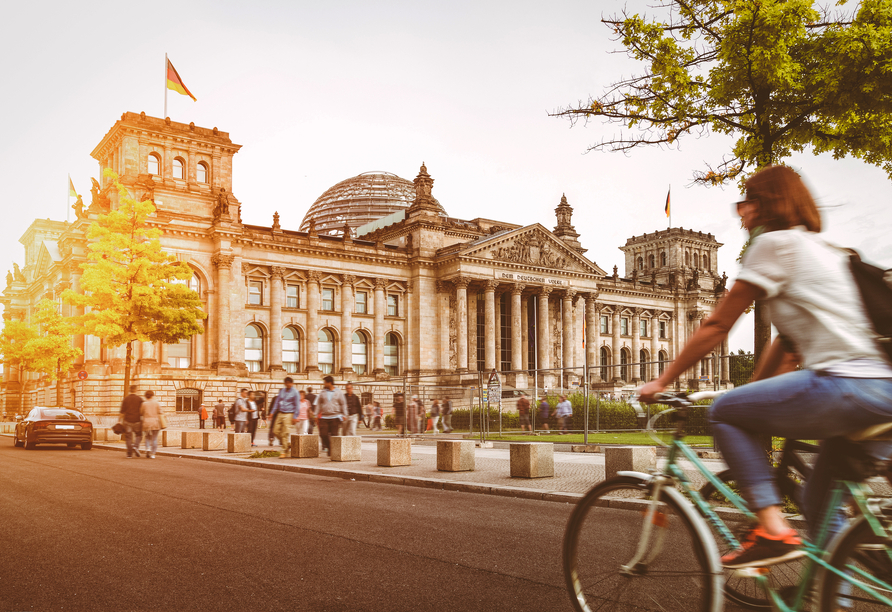 Radeln Sie an den bekanntesten Sehenswürdigkeiten Berlins vorbei. 