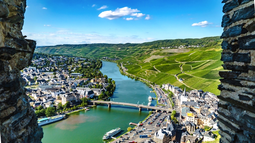 Lassen Sie sich von traumhaften Panoramaussichten auf die Mosel verzaubern.