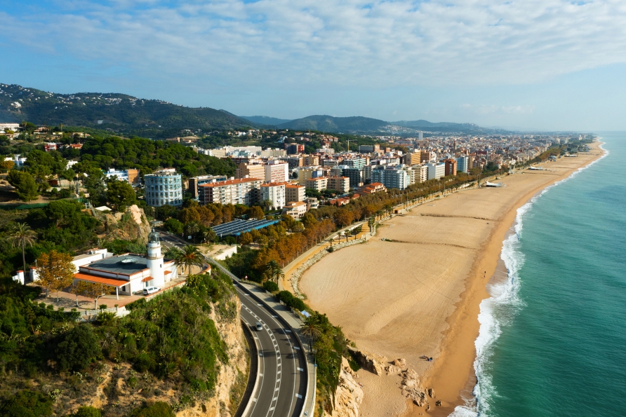 Blick aus der Vogelperspektive über den goldenen Sandstrand von Calella.