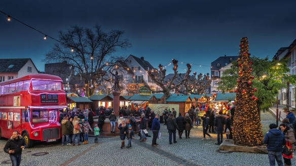 Freuen Sie sich auf den Weihnachtsmarkt der Nationen in Rüdesheim.