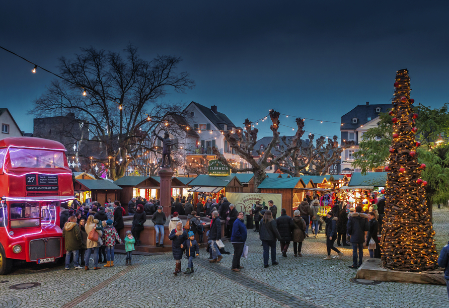 In Rüdesheim lockt der bekannte Weihnachtsmarkt der Nationen.