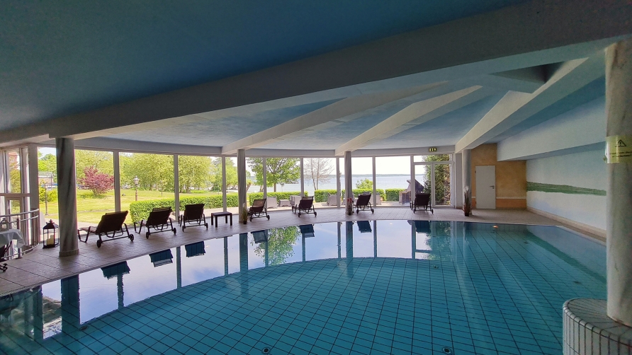 Ziehen Sie im Hallenbad des Hotels Ihre Bahnen.