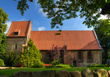 Die alte Feldsteinkirche in Koserow birgt im Inneren das sagenumwobene Vineta-Kreuz.
