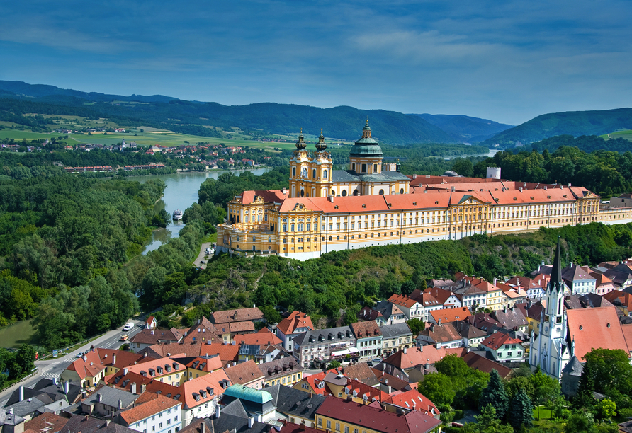 Besichtigen Sie das Stift Melk, welches über der Stadt thront.