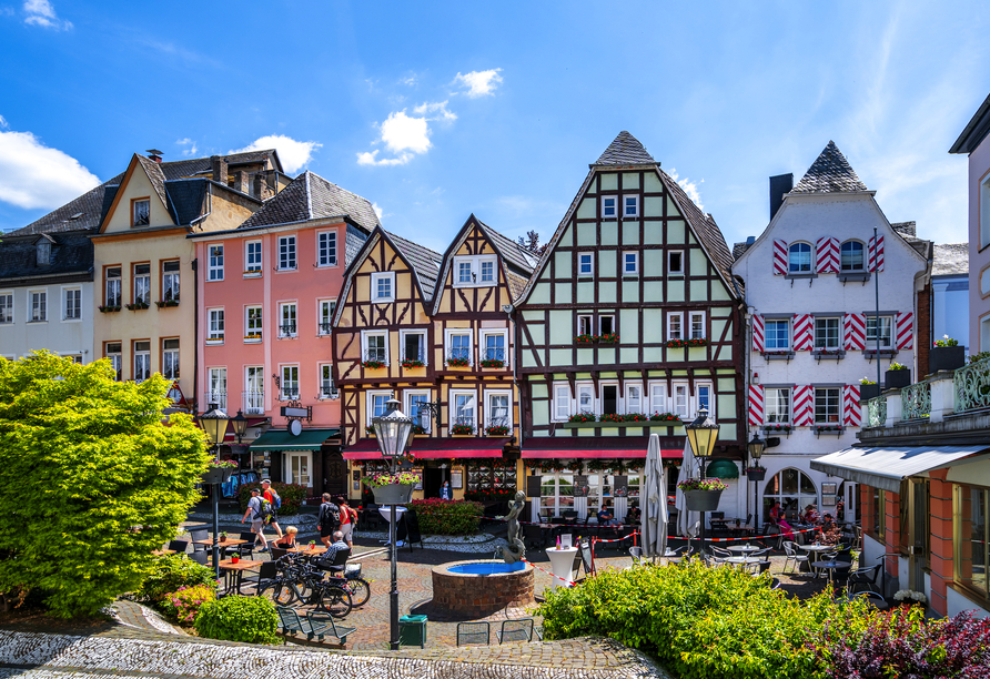 Der Burgplatz in Linz am Rhein verzückt mit charmantem Fachwerk.