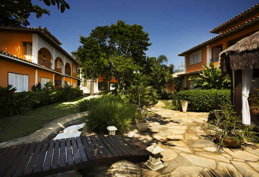 Der einladende Gartenbereich des Hotels Pousada Corsárui in Búzios verspricht erholsame Momente an der Natur.