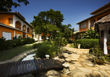 Der einladende Gartenbereich des Hotels Pousada Corsárui in Búzios verspricht erholsame Momente an der Natur.