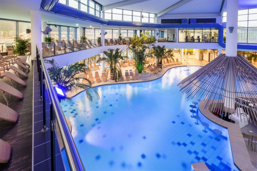 Blick von der Sonnengalerie auf das Verwöhnbecken der Therme