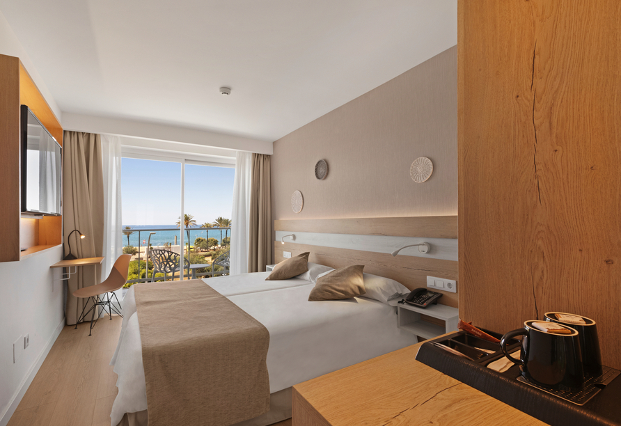 Beispiel eines Doppelzimmers mit Meerblick im Hotel Sant Jordi