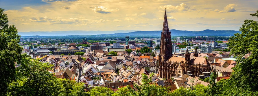 Freiburg im Breisgau begeistert mit einer wunderschönen Stadtkulisse.