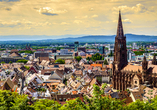 Freiburg im Breisgau begeistert mit einer wunderschönen Stadtkulisse.