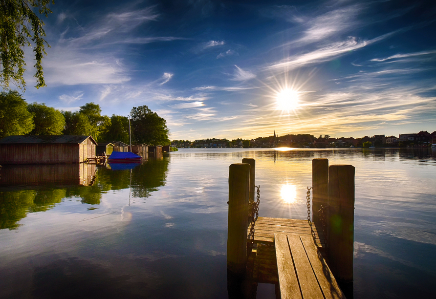 Bestaunen Sie die malerischen Sonnenauf- und -untergänge am Malchower See.
