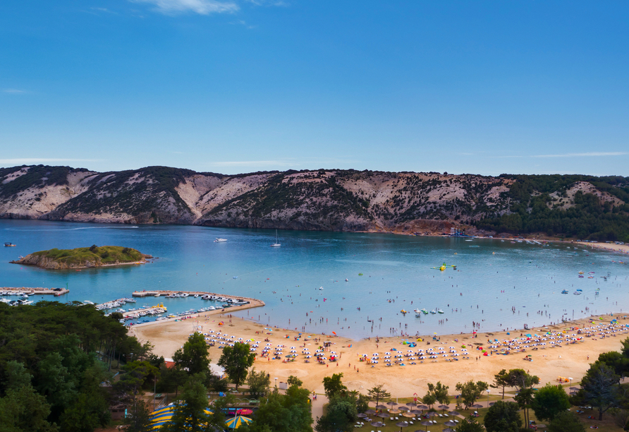 Genießen Sie das wundervolle Panorama am Strand Ihres Resorts.