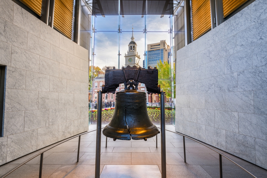 Der Liberty Bell, die in Philadelphia aufbewahrt wird, kommen Sie ganz nahe.