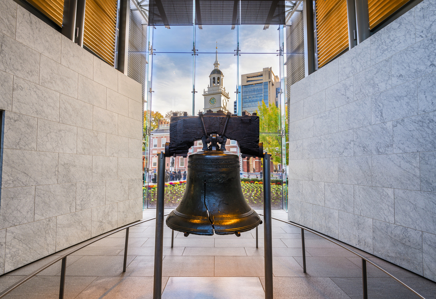 Der Liberty Bell, die in Philadelphia beherbergt wird, kommen Sie ganz nahe.