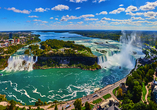 Bewundern Sie die naturgewaltigen Niagarafälle von Kanada aus.