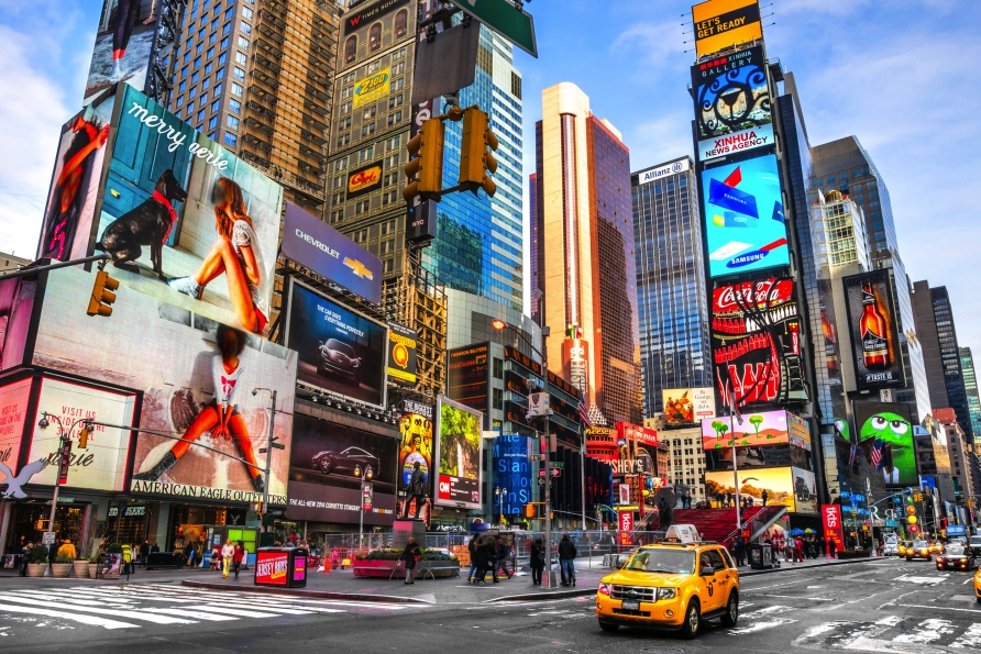 Der Times Square in der Millionenmetropole New York ist schnelllebig und bunt – hier gibt es vieles zu entdecken.