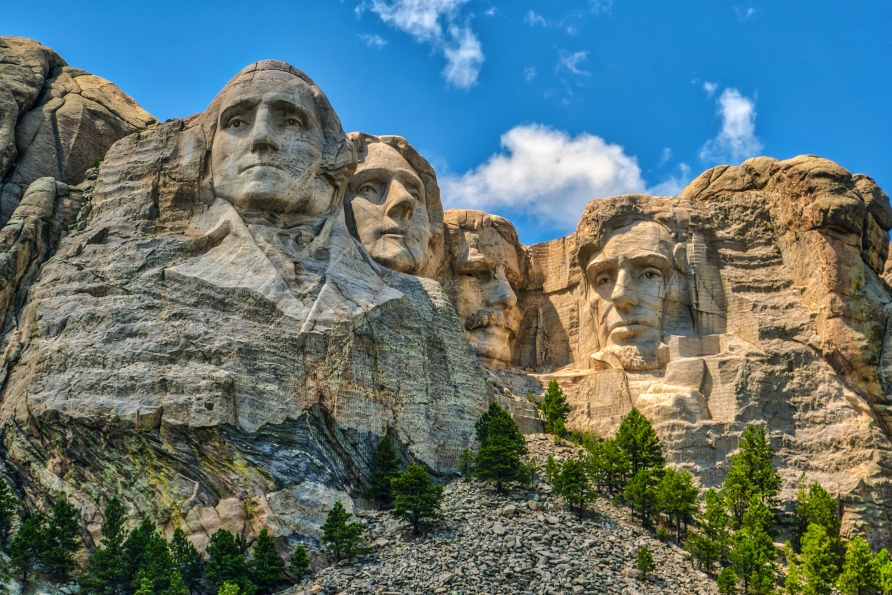 Erkennen Sie die vier Präsidenten im Mount Rushmore National Memorial am Mount Rushmore in Süddakota.