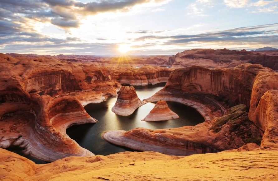 Der Lake Powell im Grenzgebiet von Utah und Arizona ist malerisch und wunderschön.