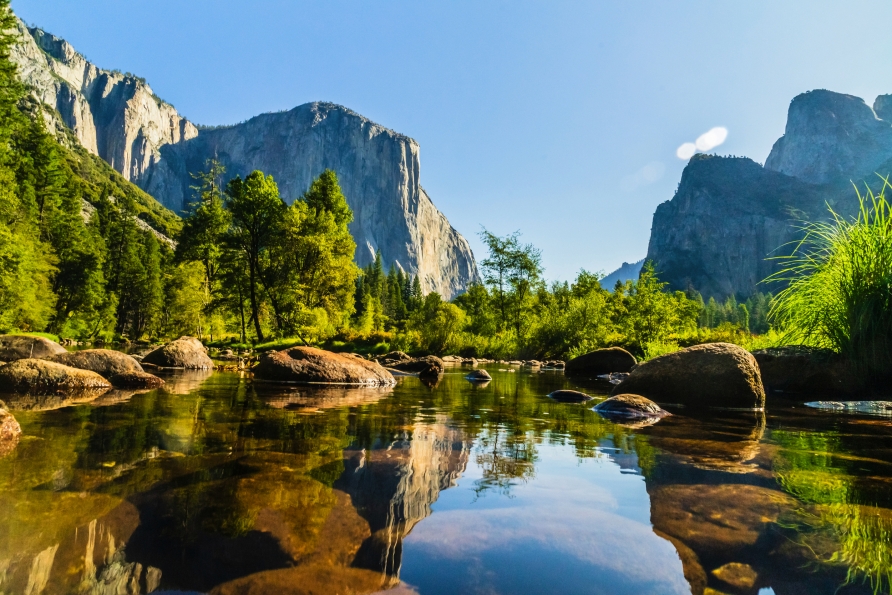 Der Besuch des Yosemite Nationalparks wird Sie mit seiner bergigen Szenerie in den Bann ziehen.