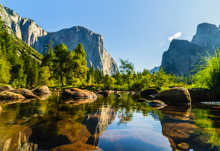 Der Besuch des Yosemite Nationalparks wird Sie mit seiner bergigen Szenerie in den Bann ziehen.