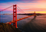 Bei Sonnenuntergang verzaubert die Golden Gate Bridge einfach jeden Urlauber.