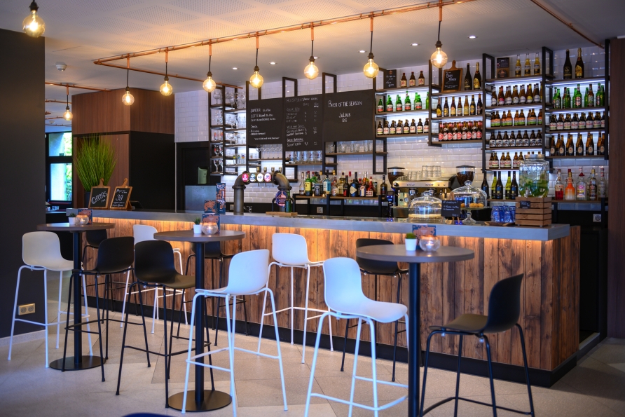 Genießen Sie ein kühles Getränk an der Hotelbar.