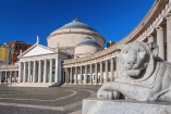 Die Piazza del Plebiscito mit der Kirche von San Francesco di Paola in Neapel erinnert an den Petersplatz in Rom.
