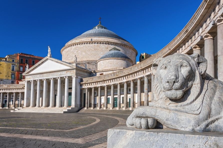 Die Piazza del Plebiscito mit der Kirche von San Francesco di Paola in Neapel erinnert an den Petersplatz in Rom.