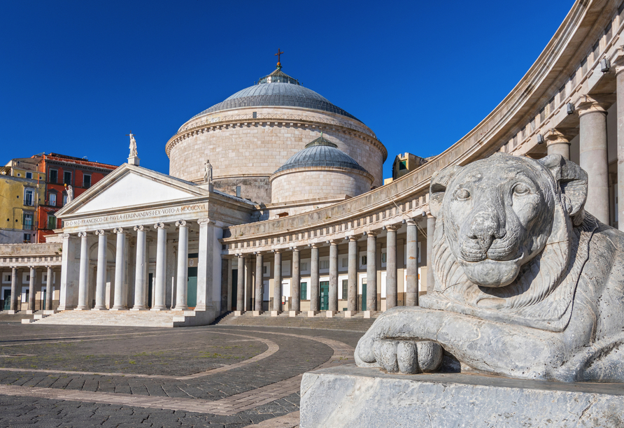 Die Piazza del Plebiscito mit der Kirche von San Francesco di Paola in Neapel erinnert an den Petersplatz in Rom.