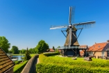 Windmühlen, wie diese bei Sloten gehören in Friesland zum typischen Landschaftsbild.