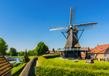 Windmühlen, wie diese bei Sloten gehören in Friesland zum typischen Landschaftsbild.