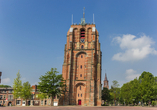 Besichtigen Sie den Oldehove, den schiefen Turm von Leeuwarden.