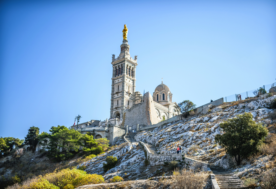 Der Aufstieg zur Basilika Notre Dame de la Garde in Marseille wird mit einem atemberaubenden Panorama belohnt.