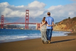 In San Francisco können Sie vor dem Hintergrund der Golden Gate Bridge einen ausgedehnten Spaziergang am Strand machen.